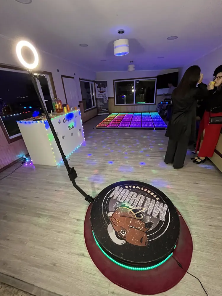 Cámara 360 con la plataforma de Milodón lista en un salón, con la pista LED al fondo