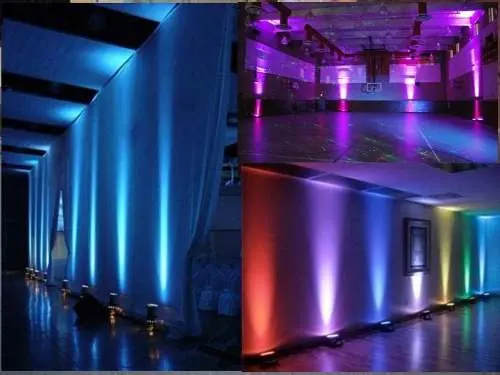 Salón con iluminación perimetral LED en tonos azules, morados y rojos