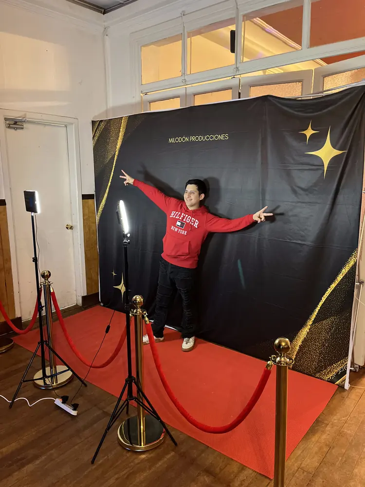 Invitado posando en la Pasarela de Hollywood con alfombra roja