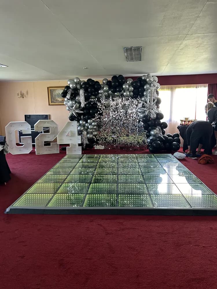 Pista LED Infinity armada frente a letras gigantes y un muro de globos