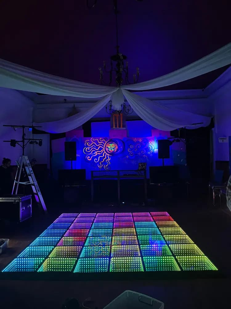 Pista LED Infinity de colores en un salón decorado con telas blancas