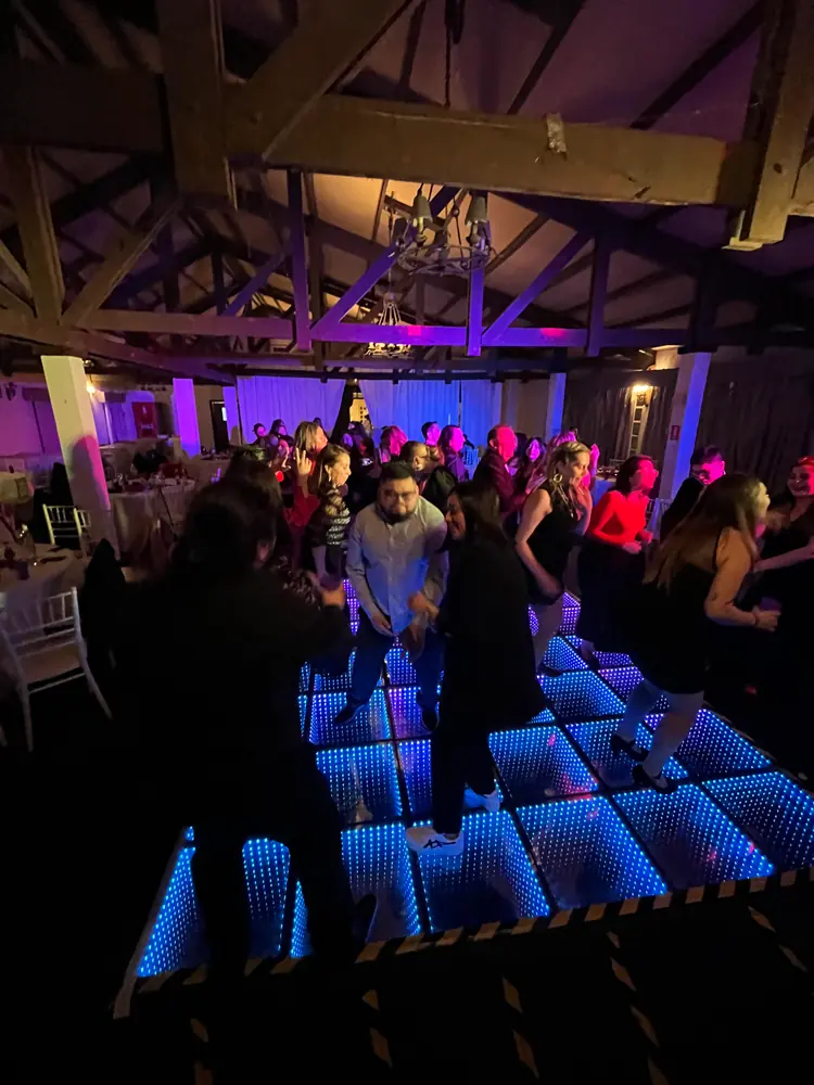 Fiesta con la pista LED llena de invitados bailando